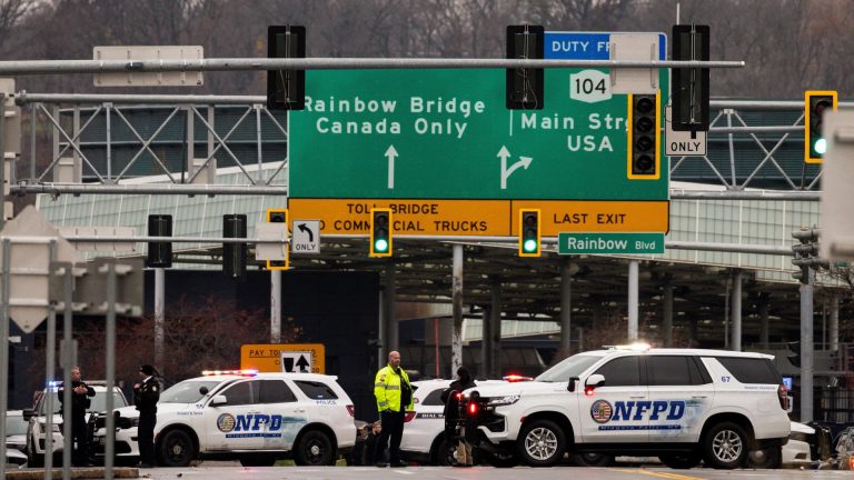 Rephrase the title:No sign of terrorism in blast that killed 2 at U.S.-Canada border in Niagara Falls, governor says
