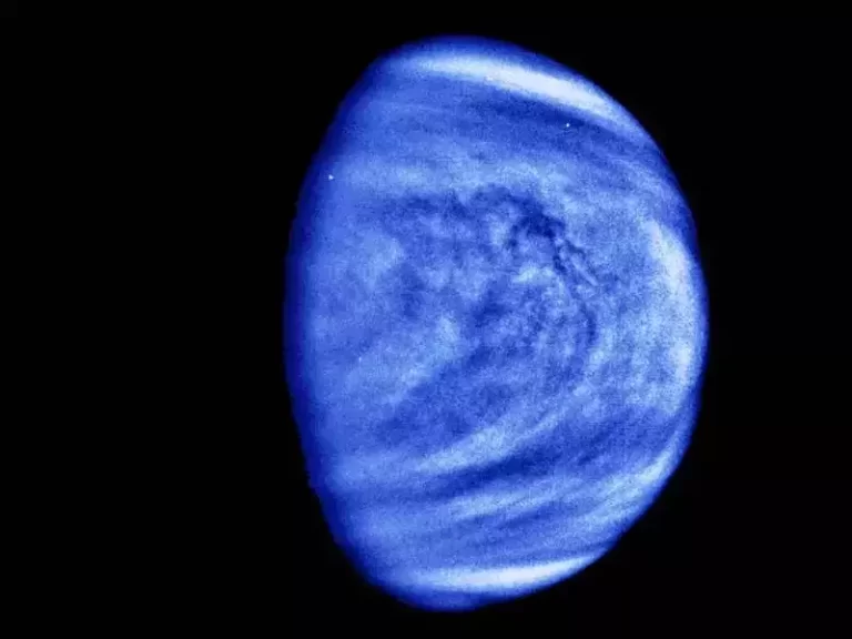 Rephrase the title:Atomic oxygen found sandwiched between layers of sulphurous clouds On Venus