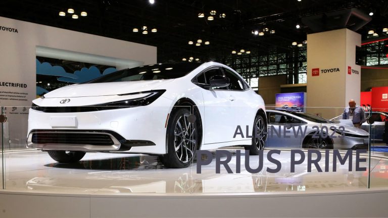 Rephrase the title:Automakers turn to hybrids in the middle of the EV transition