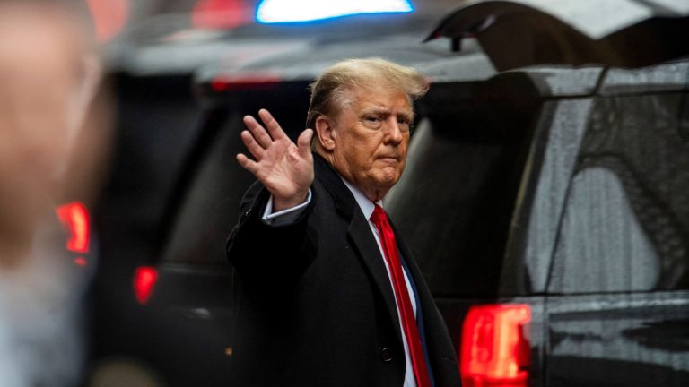 Rephrase the title:Trump campaign chief urges Republican megadonors to ignore his words
