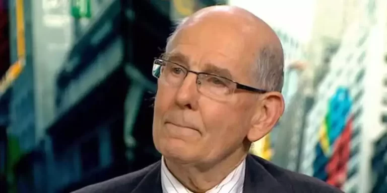 Rephrase the title:Market prophet Gary Shilling expects S&P 500 returns to slump — and warns a recession could stretch into 2025