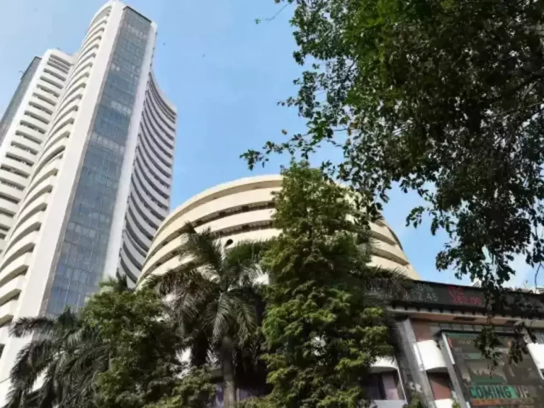 Rephrase the title:Sensex gains 250 points, Nifty nears 21,700 level in early trade