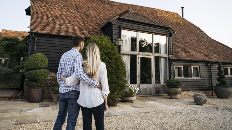 Rephrase the title:Zillow economist mortgage rate predictions for 2024