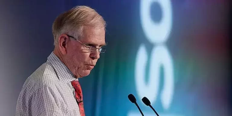 Rephrase the title:Jeremy Grantham says the AI bubble will burst and take the stock market down with it. Here are his 14 best quotes from an event this week.